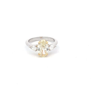 Oval diamond engagement ring Dubai
