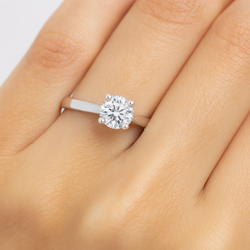 Round diamond engagement ring