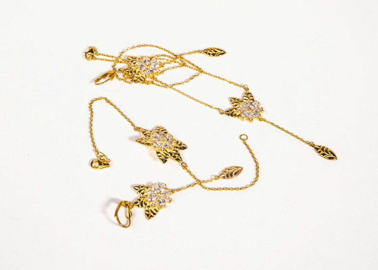 Gold necklaces in Dubai