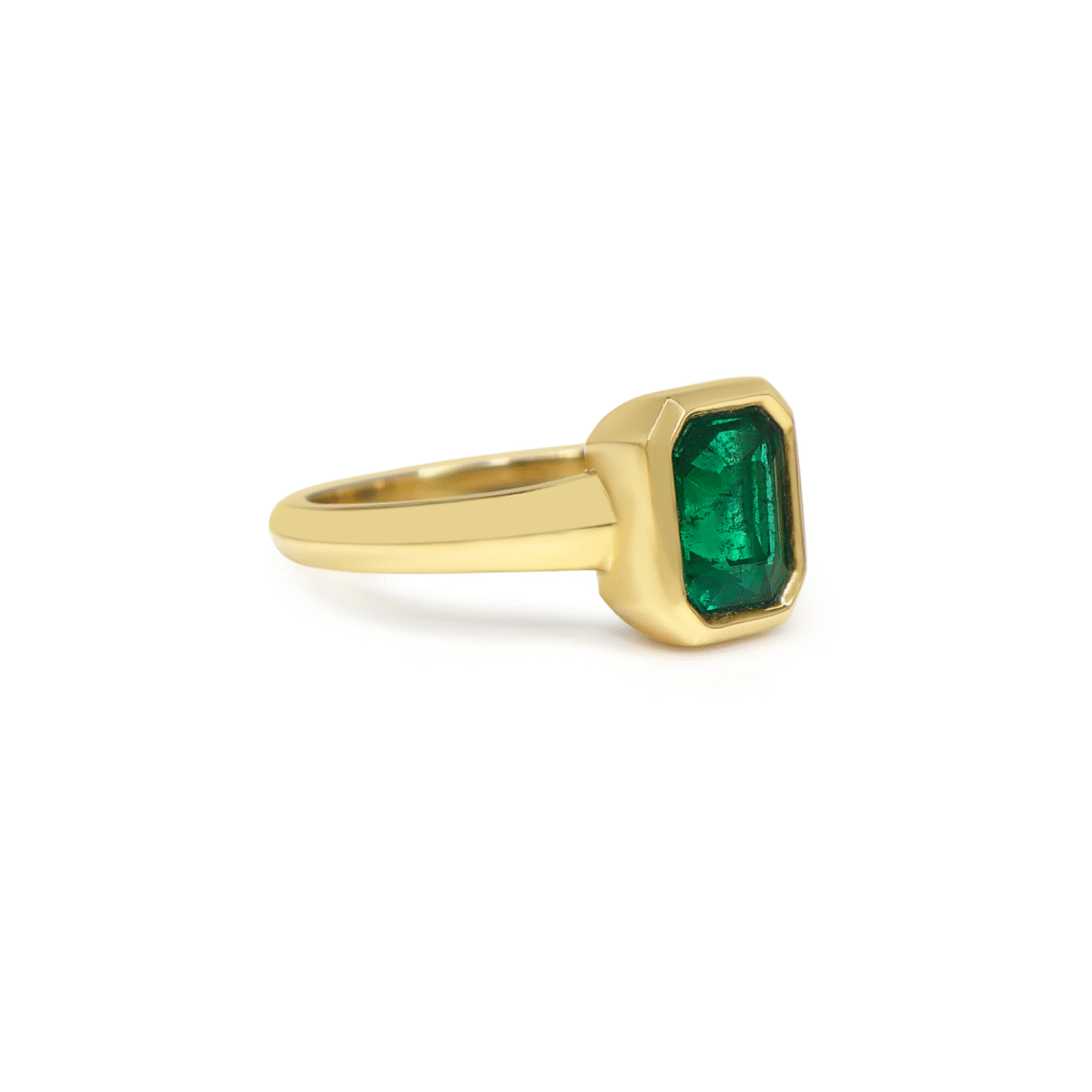 Emerald ring in bezel setting Dubai