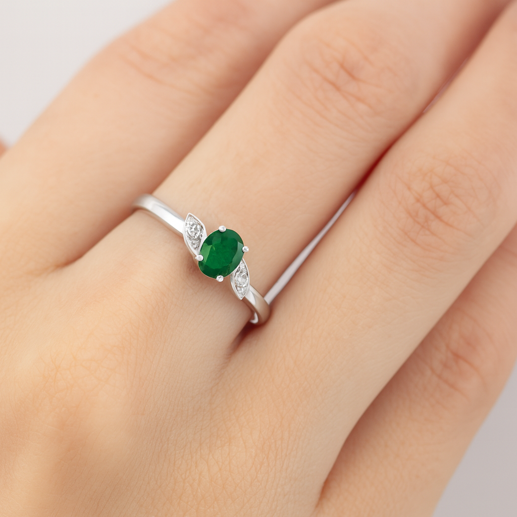 Oval emerald ring with leaf shape Dubai