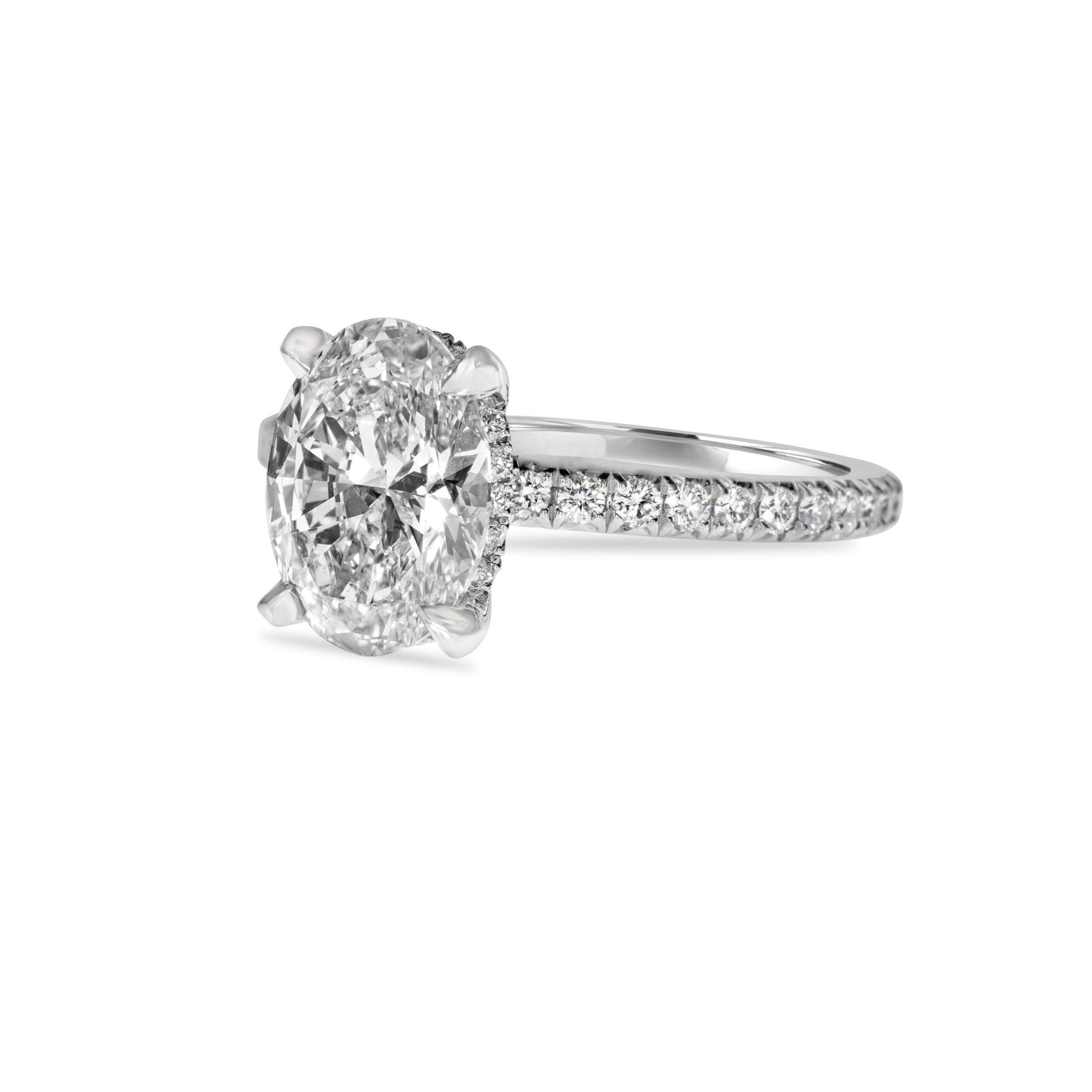 Oval diamond ring with Side diamonds Dubai Oval diamond ring with Side diamonds Dubai