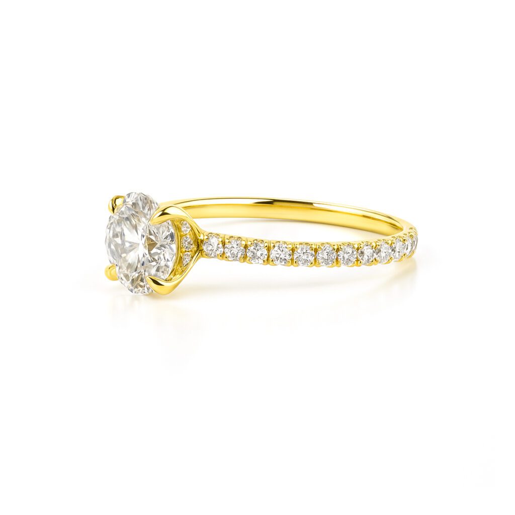 Round diamond ring with Shoulder diamonds Dubai