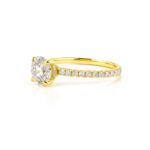 Round diamond ring with Shoulder diamonds Dubai